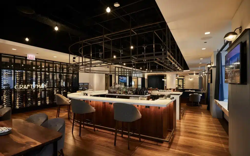 the-metropolitan_dining_bar-and-grill_023_1920_1200