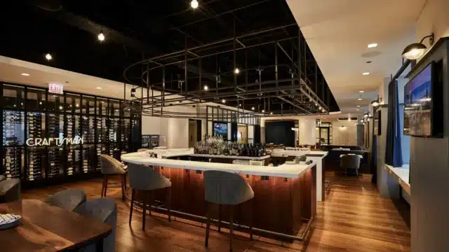 the-metropolitan_dining_bar-and-grill_023_1920_1200